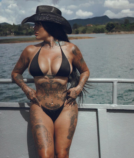 Naakte gelekte OnlyFans-foto van Tatu Baby