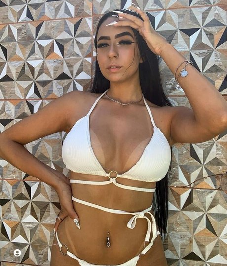 Naakte gelekte OnlyFans-foto van Karine Monteiro