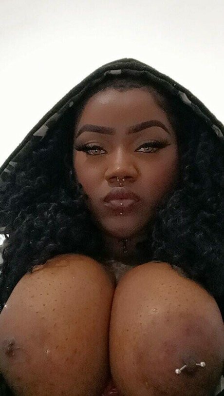 Naakte gelekte OnlyFans-foto van Leka E Juu