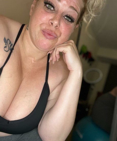 Naakte gelekte OnlyFans-foto van Kaybabi