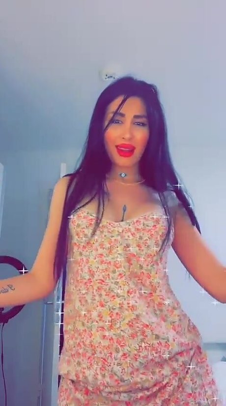 Naakte gelekte OnlyFans-foto van Mira Nouri