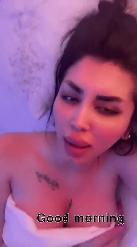 Naakte gelekte OnlyFans-foto van Mira Nouri