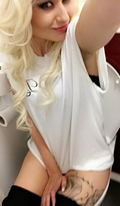 Naakte gelekte OnlyFans-foto van Romanie Smith