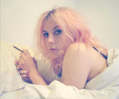 Naakte gelekte OnlyFans-foto van Izzy Phillips