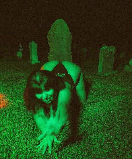 Naakte gelekte OnlyFans-foto van Doomvana
