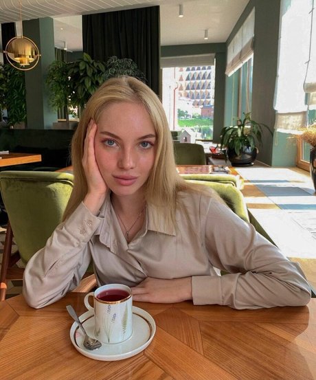 Naakte gelekte OnlyFans-foto van Belleyou