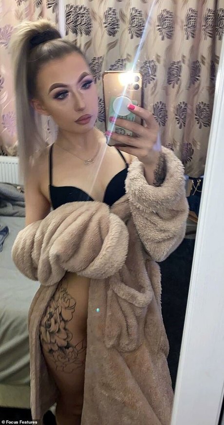 Naakte gelekte OnlyFans-foto van Hollyjoballard