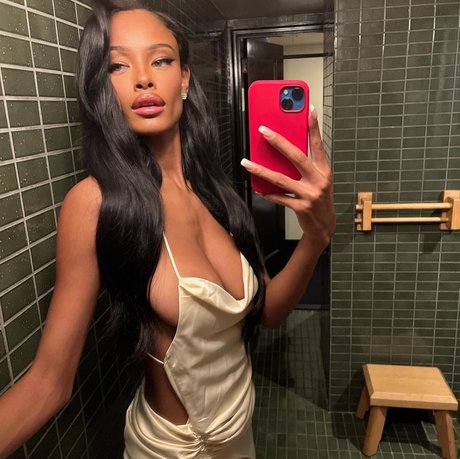 Naakte gelekte OnlyFans-foto van Vinetria