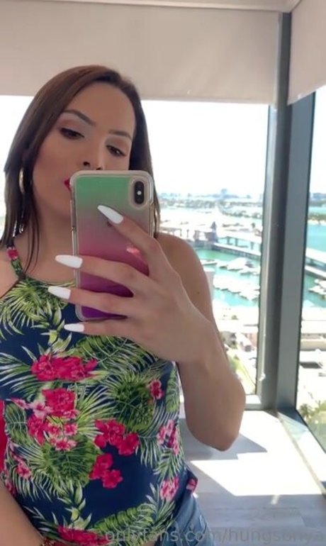 Naakte gelekte OnlyFans-foto van Hung Sonya