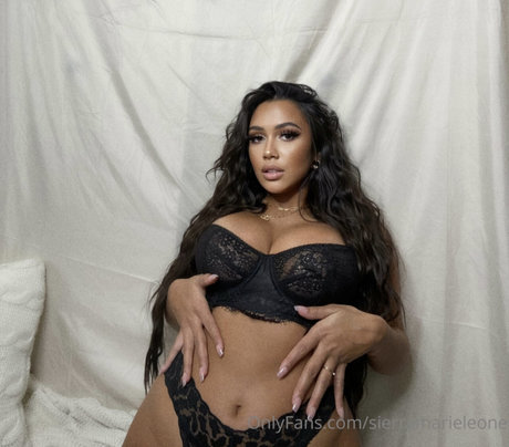 Naakte gelekte OnlyFans-foto van Sierramarieleone