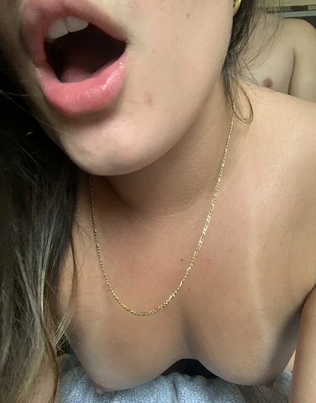 Naakte gelekte OnlyFans-foto van Casal Hen
