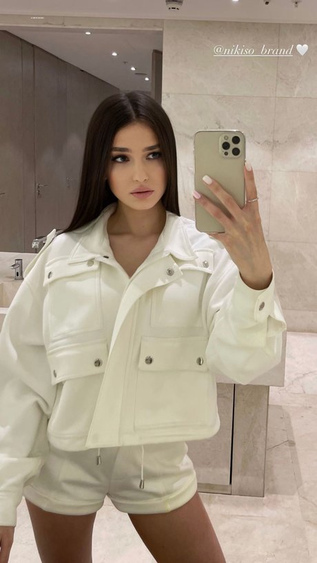Naakte gelekte OnlyFans-foto van Alexandra Zavrazzhnova