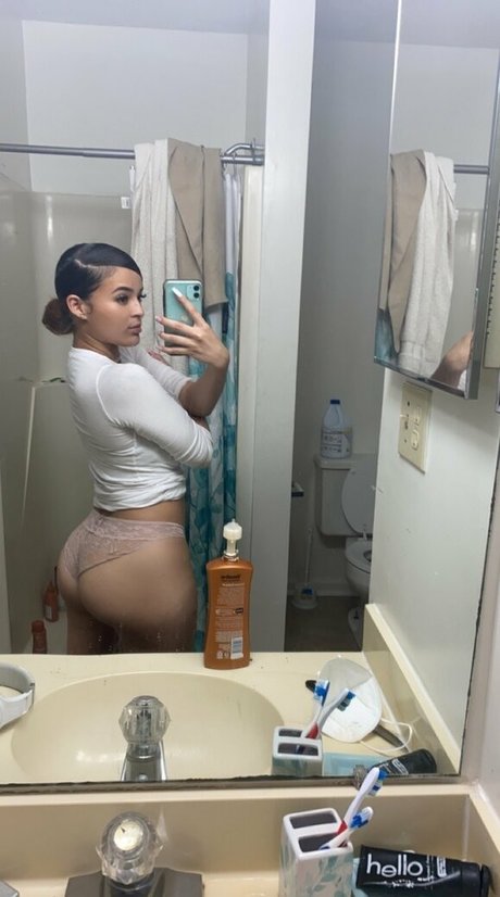 Naakte gelekte OnlyFans-foto van Trazyasia
