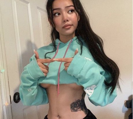 Naakte gelekte OnlyFans-foto van Bella Porch