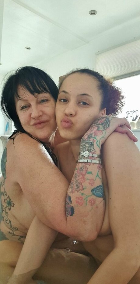Naakte gelekte OnlyFans-foto van Mumvsdaughter