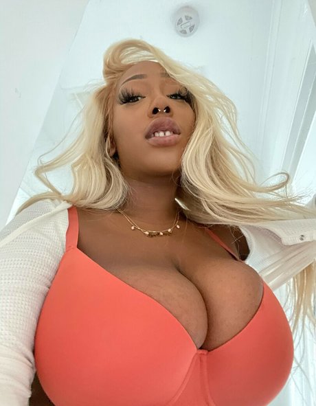 Naakte gelekte OnlyFans-foto van Renee Kuleape
