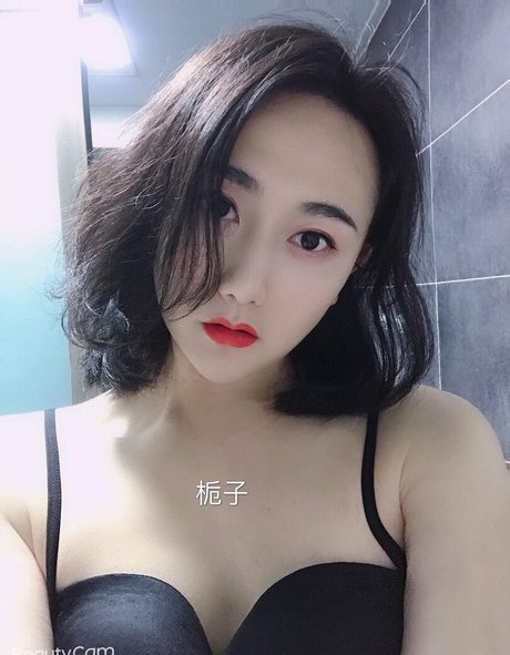 Naakte gelekte OnlyFans-foto van Shuizhizi