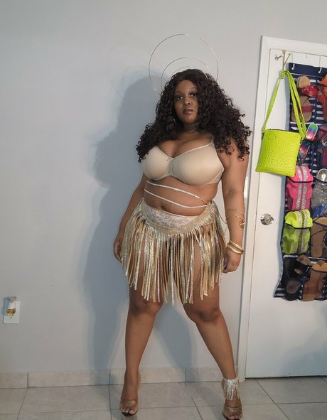Naakte gelekte OnlyFans-foto van Divinejinn