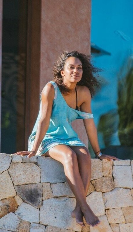 Naakte gelekte OnlyFans-foto van Lyndie Greenwood