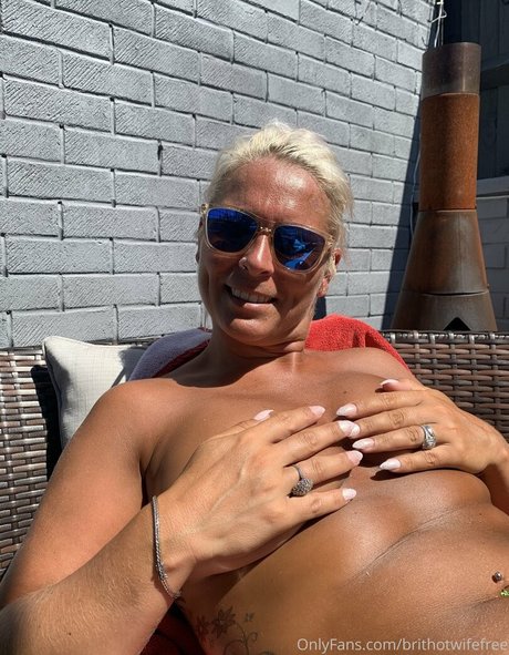 Naakte gelekte OnlyFans-foto van Ukhotwife
