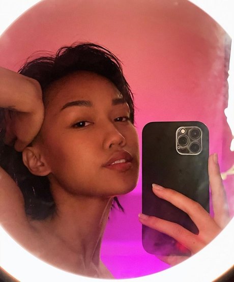 Naakte gelekte OnlyFans-foto van Tori Pareno