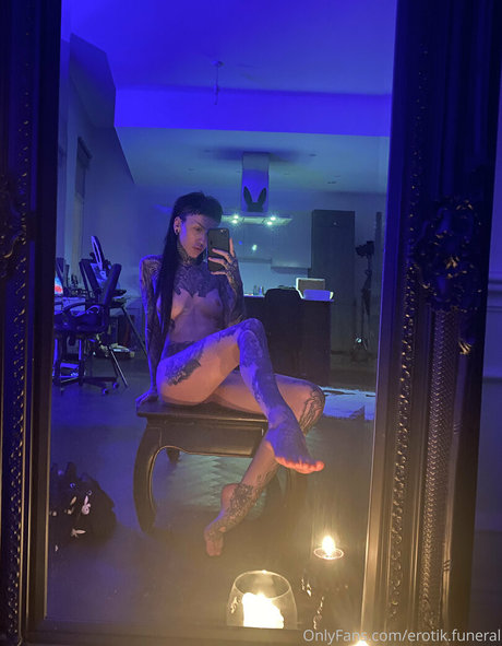 Naakte gelekte OnlyFans-foto van Erotic Funeral
