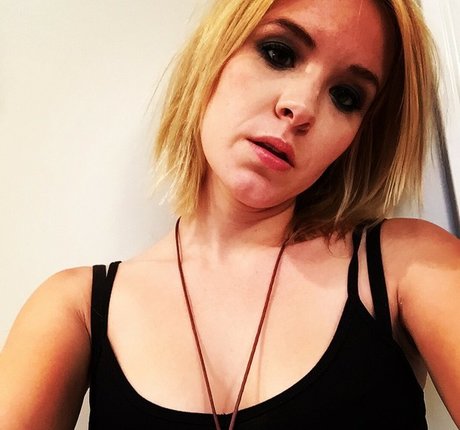 Naakte gelekte OnlyFans-foto van Brea Grant