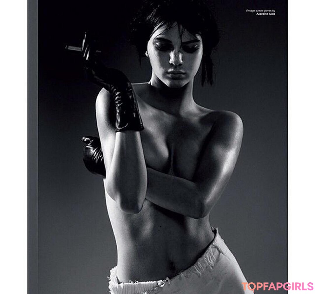 Naakte gelekte OnlyFans-foto van Kendall Jenner #1544