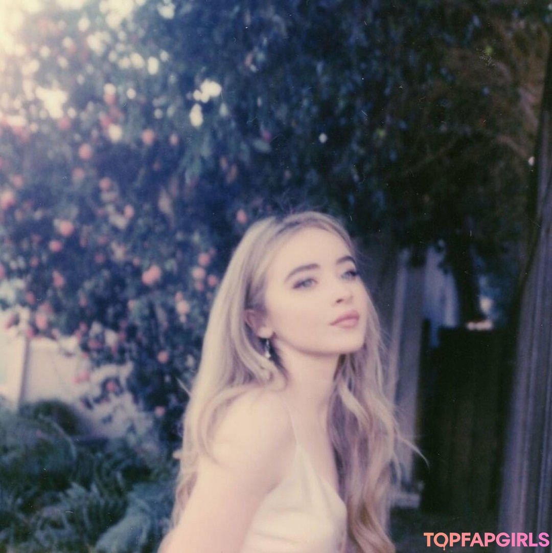 Naakte gelekte OnlyFans-foto van Sabrina Carpenter #1004