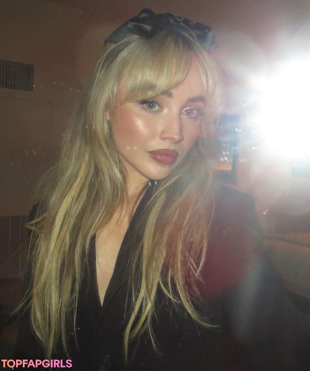 Naakte gelekte OnlyFans-foto van Sabrina Carpenter #1023