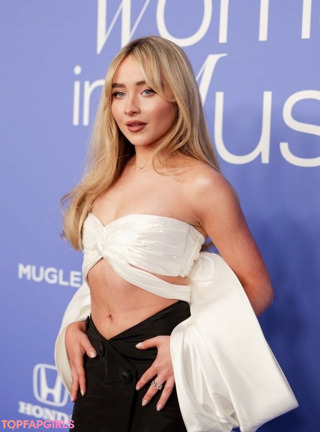 Naakte gelekte OnlyFans-foto van Sabrina Carpenter #1063