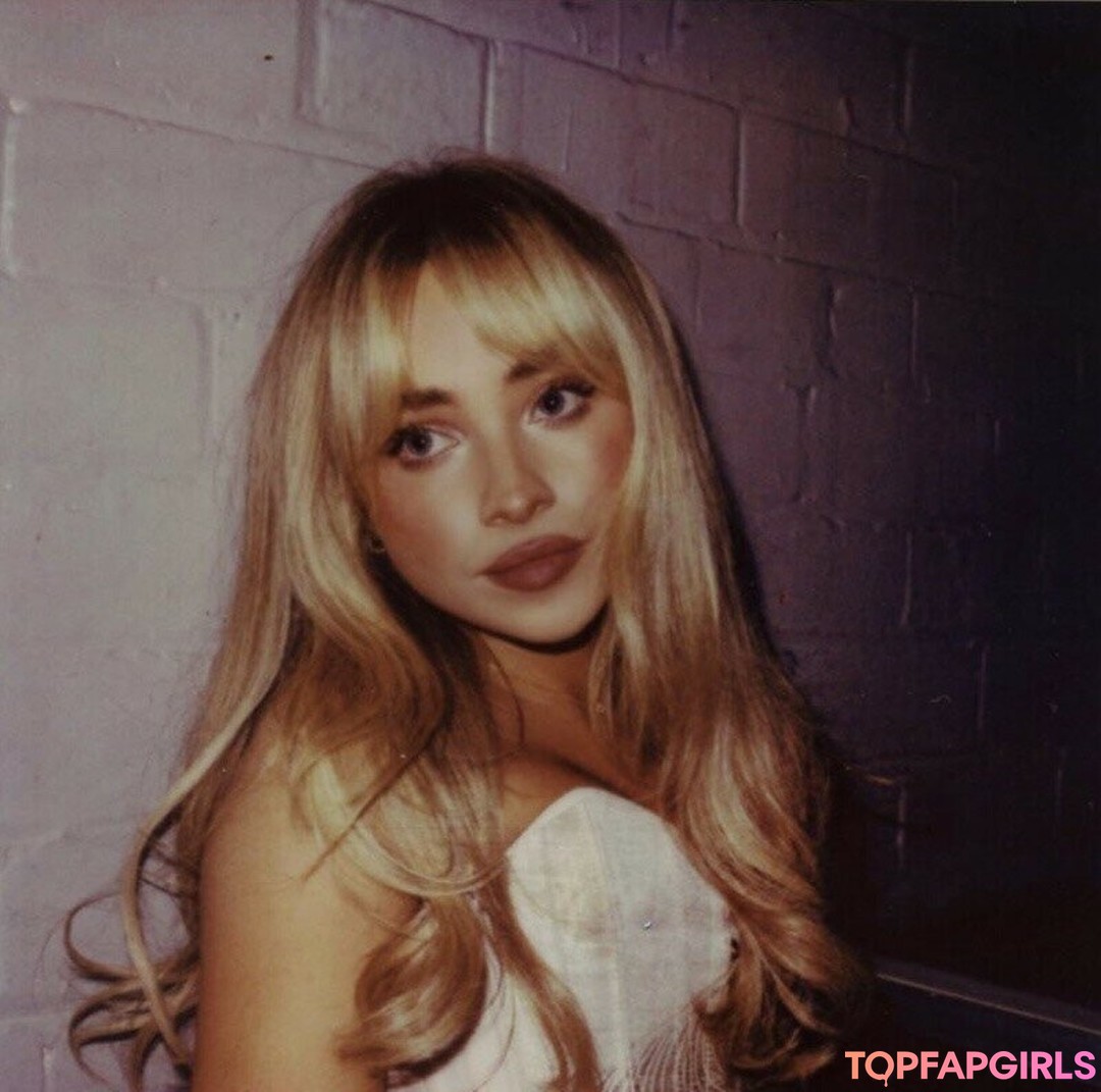 Naakte gelekte OnlyFans-foto van Sabrina Carpenter #1395