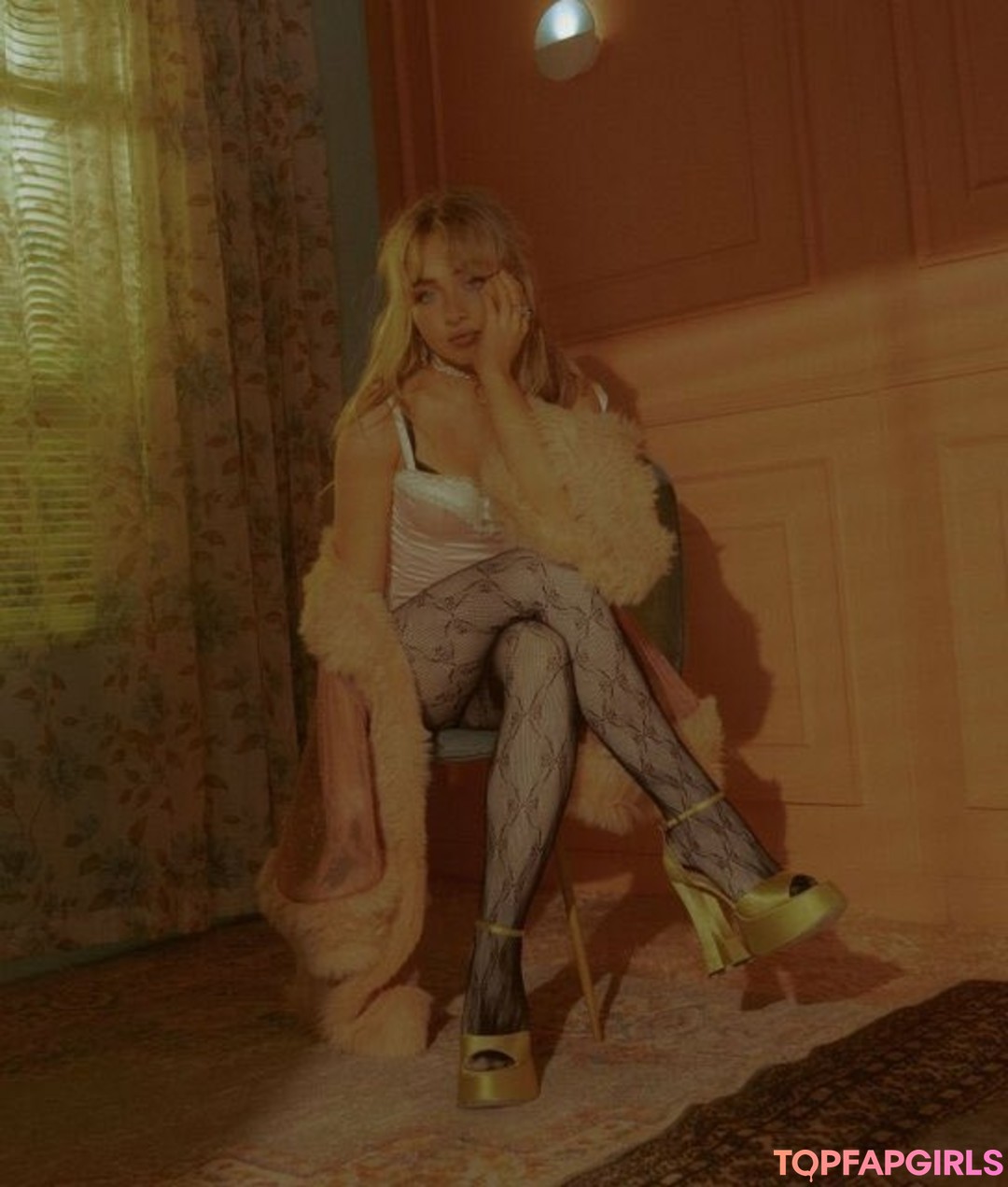 Naakte gelekte OnlyFans-foto van Sabrina Carpenter #1528