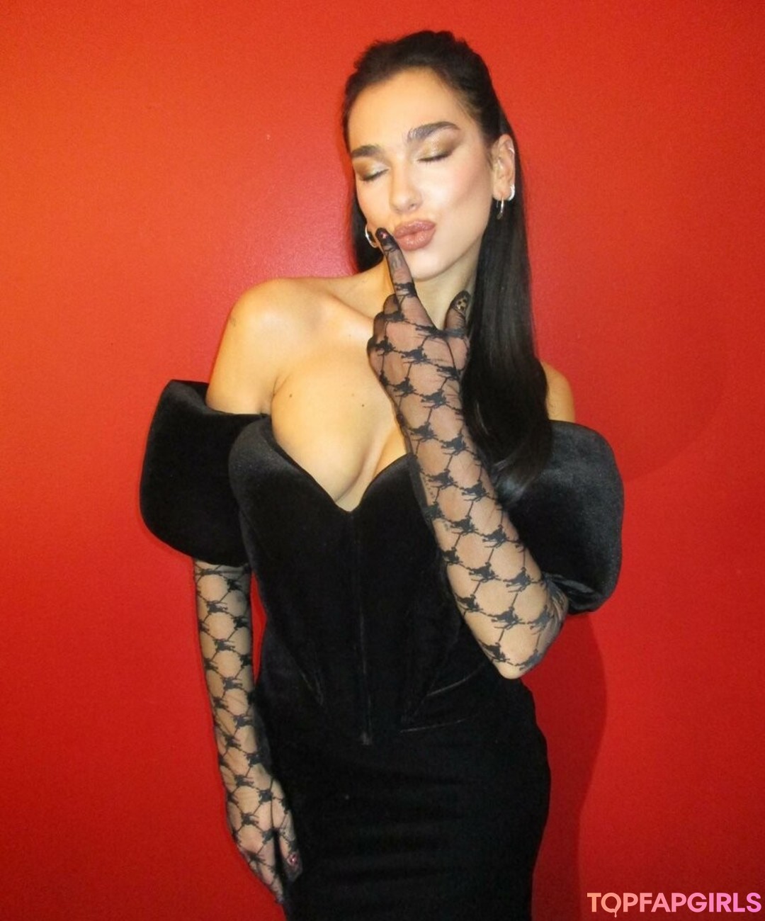 Naakte gelekte OnlyFans-foto van Dua Lipa #1429