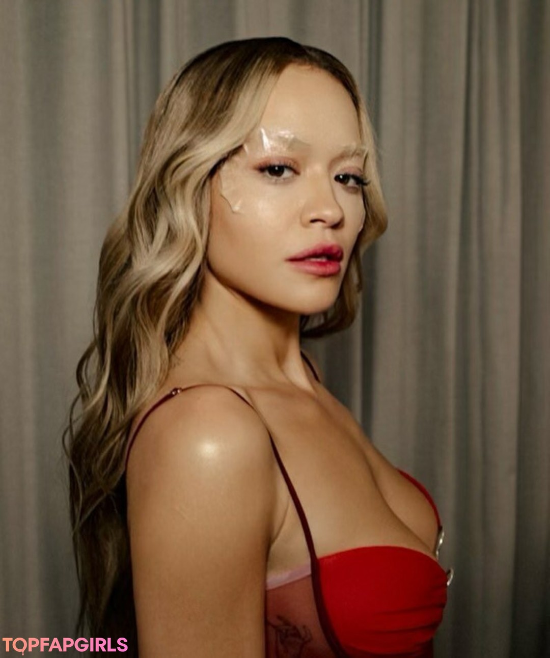 Naakte gelekte OnlyFans-foto van Rita Ora #1049