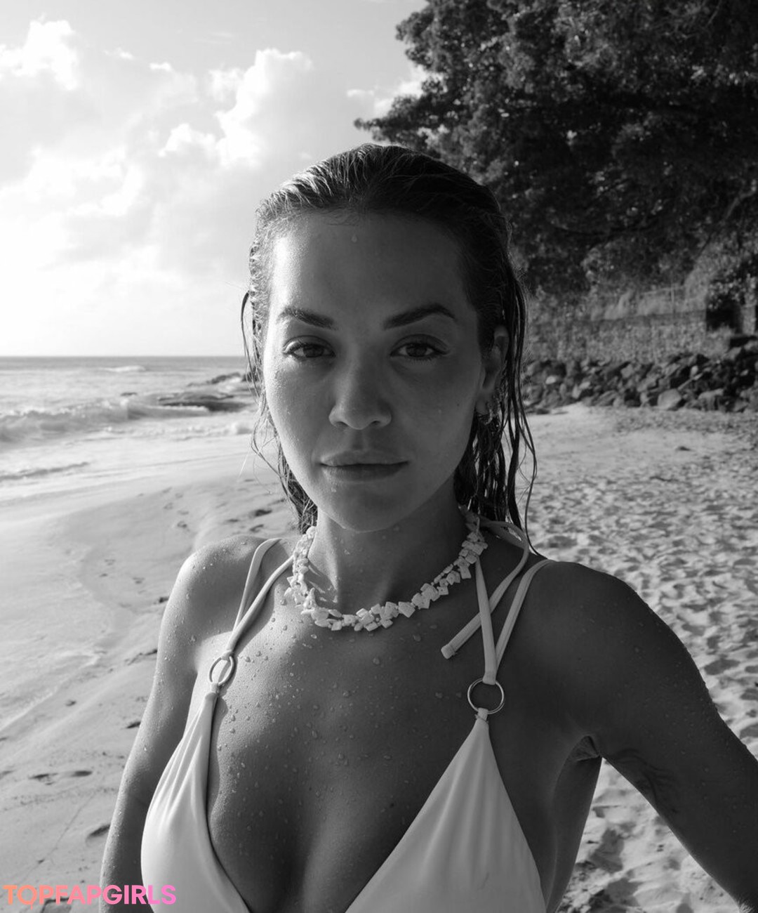 Naakte gelekte OnlyFans-foto van Rita Ora #1186