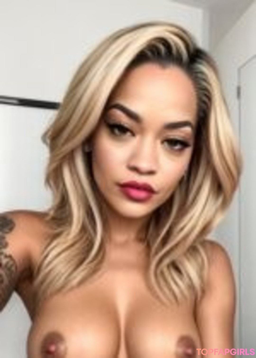Naakte gelekte OnlyFans-foto van Rita Ora #1799