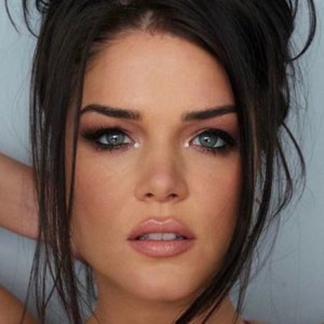 Naakte gelekte OnlyFans-foto van Marie Avgeropoulos