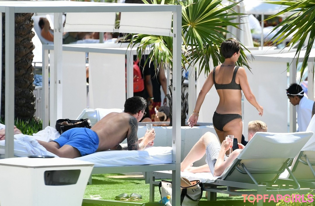 Naakte gelekte OnlyFans-foto van Frankie Bridge #1345