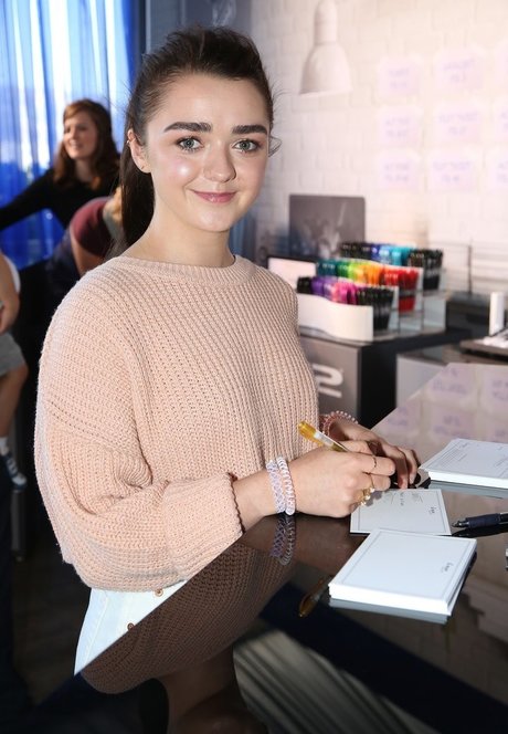 Naakte gelekte OnlyFans-foto van Maisie Williams