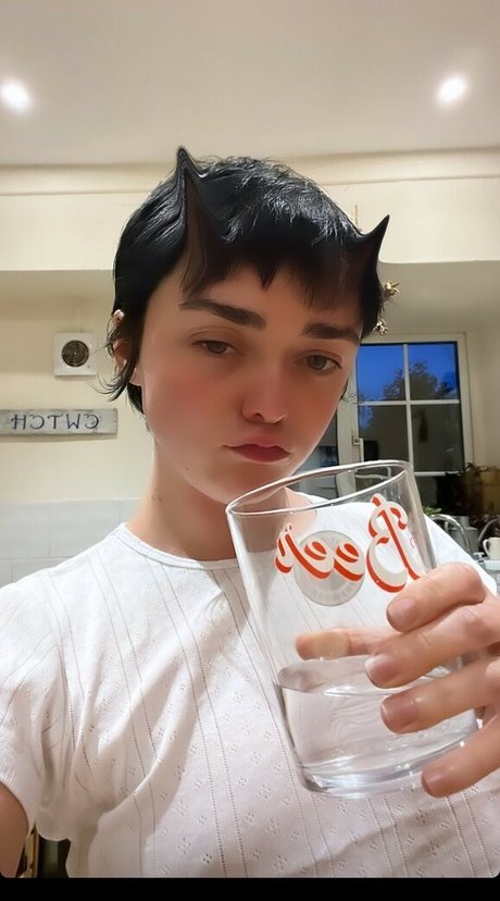 Naakte gelekte OnlyFans-foto van Maisie Williams