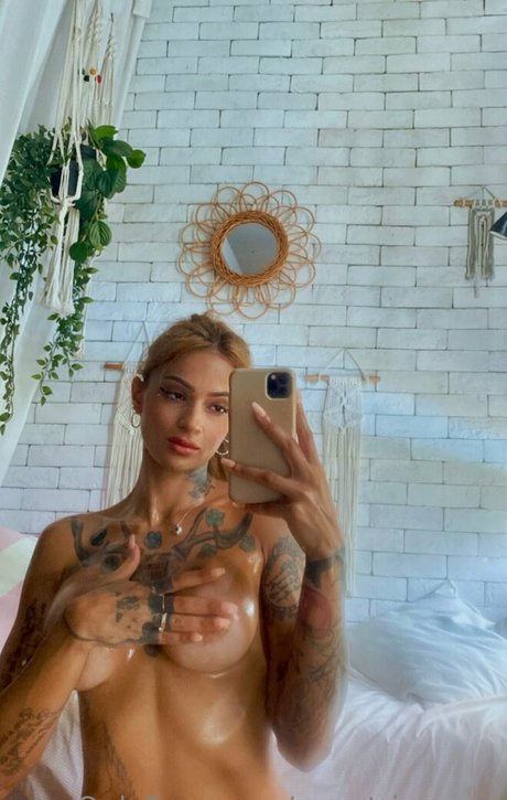 Naakte gelekte OnlyFans-foto van Xxpetrinaann