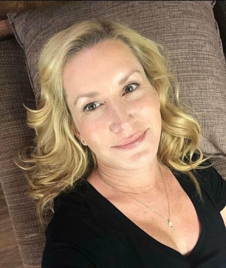 Naakte gelekte OnlyFans-foto van Angela Kinsey