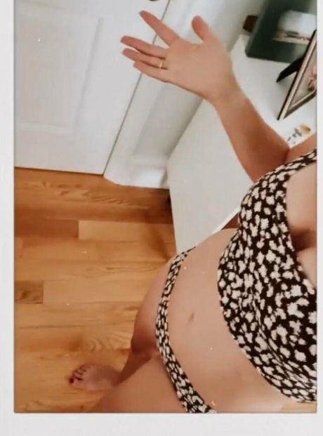 Naakte gelekte OnlyFans-foto van Angela Kinsey