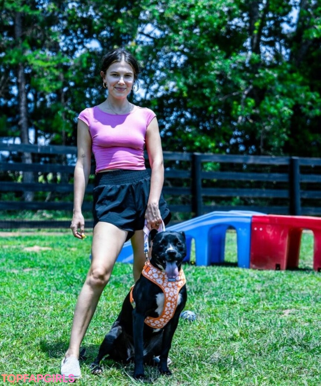 Naakte gelekte OnlyFans-foto van Millie Bobby Brown #1160