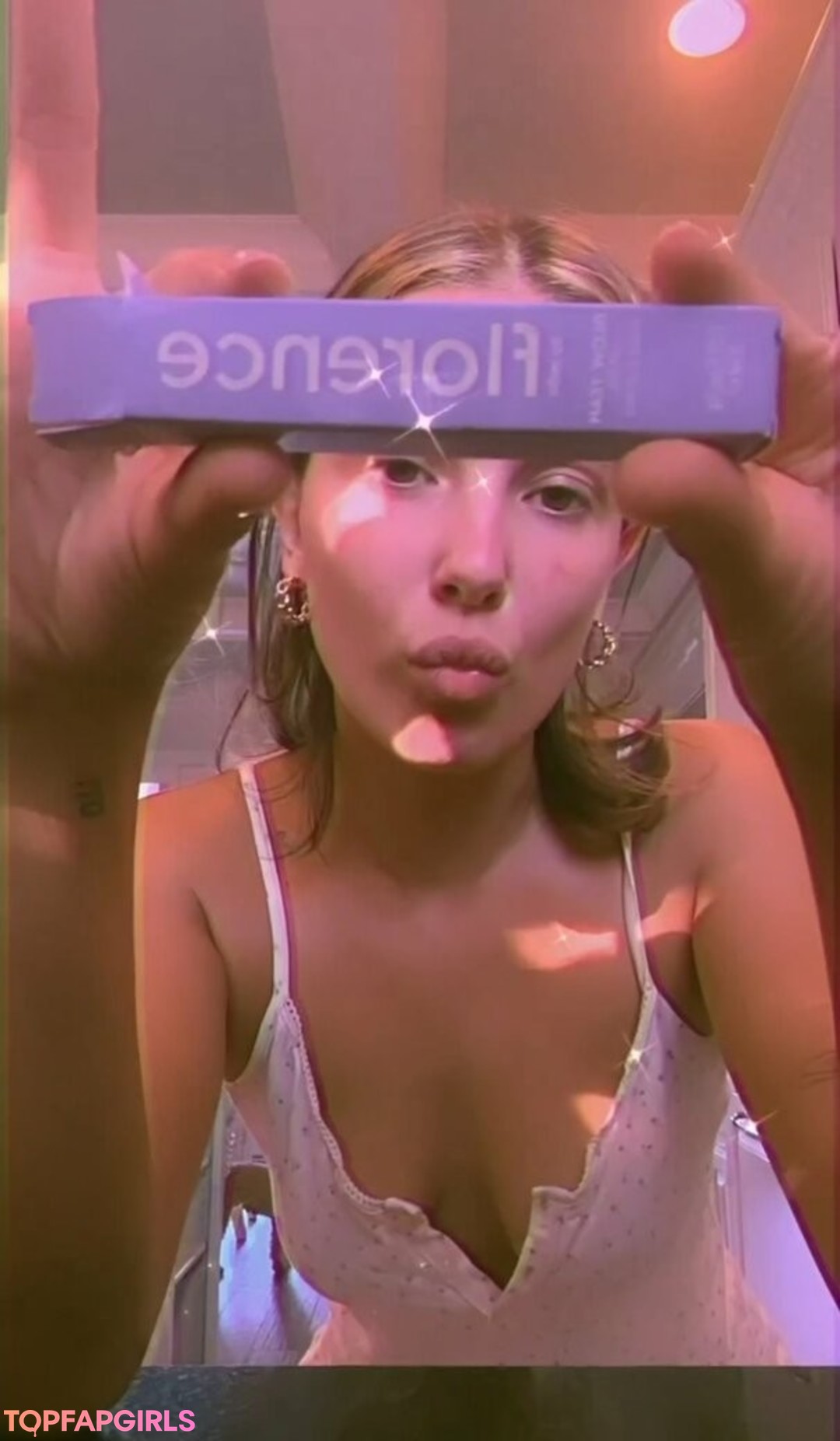 Naakte gelekte OnlyFans-foto van Millie Bobby Brown #1247