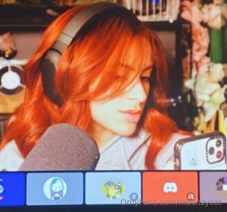 Naakte gelekte OnlyFans-foto van Moonzycat