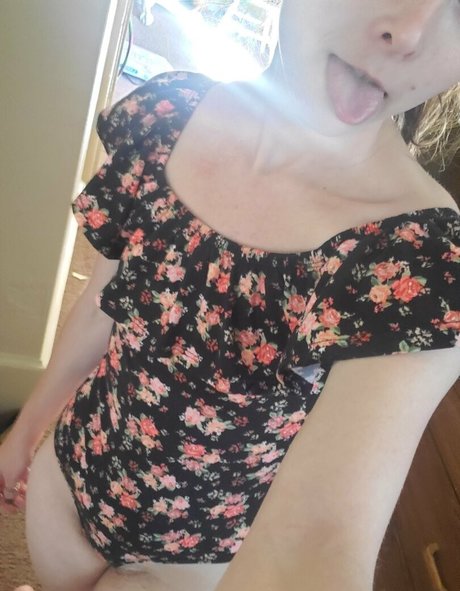 Naakte gelekte OnlyFans-foto van Kinkymorganteafree
