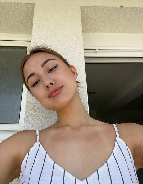 Naakte gelekte OnlyFans-foto van Asiangaze