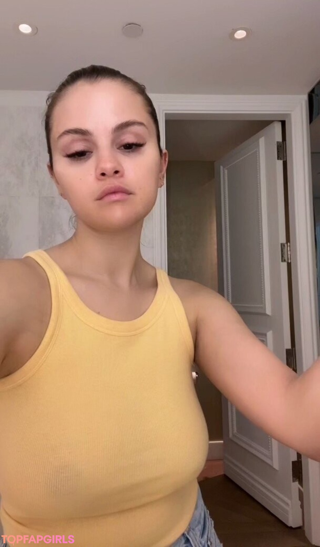 Naakte gelekte OnlyFans-foto van Selena Gomez #1119